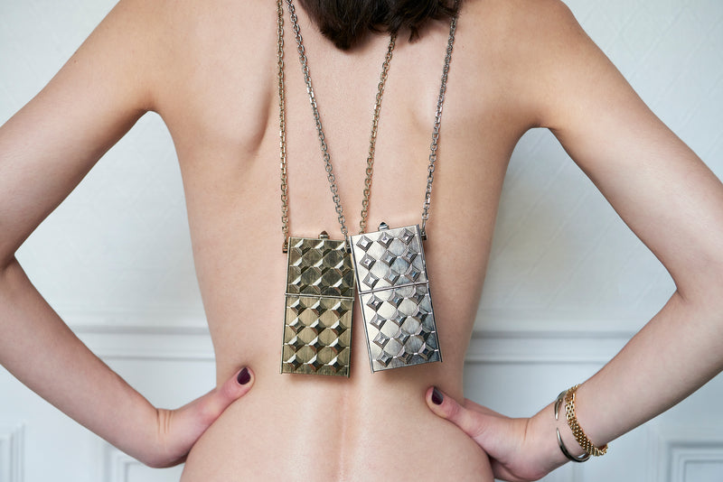 La Verneuil Case par SEDNON – collier-étui à cigarettes en or 16 carats et en argent présenté fermé, mettant en valeur son design épuré, son artisanat et sa finition luxueuse.