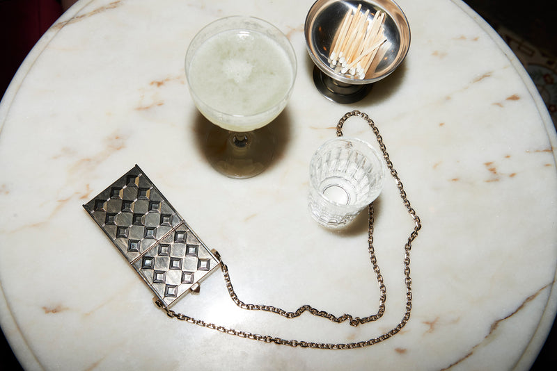 Translation missing: fr.Bijou artisanal SEDNON, Verneuil Case en or, disposé sur une table sophistiquée, reflétant le luxe contemporain et l’élégance intemporelle