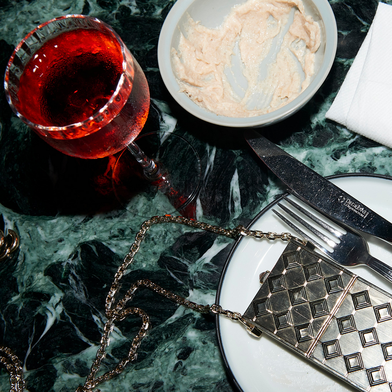 Translation missing: fr.Bijou artisanal SEDNON, Verneuil Case en or, disposé sur une table sophistiquée, reflétant le luxe contemporain et l’élégance intemporelle