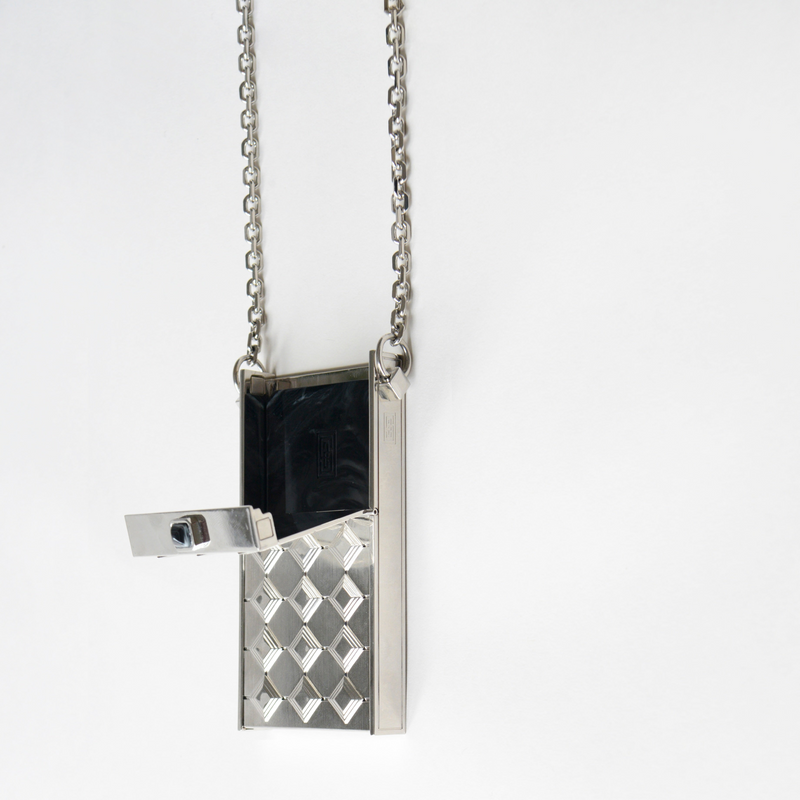 The Verneuil Case by SEDNON – silver cigarette case necklace opened to show the internal compartment, demonstrating its capacity to hold multiple types of cigarettes, a luxury handcrafted accessory combining elegance and functionality.