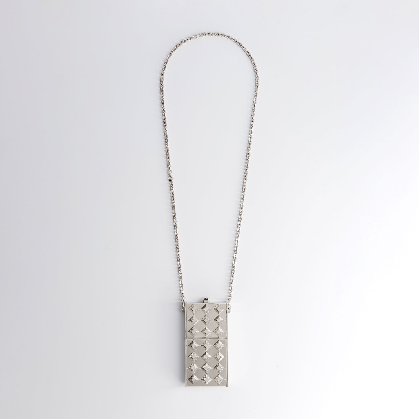 La Verneuil Case par SEDNON – collier en argent palladium inspiré de Serge Gainsbourg, des tabatières de Versailles et du design parisien des années 70, façonné à la main à Paris