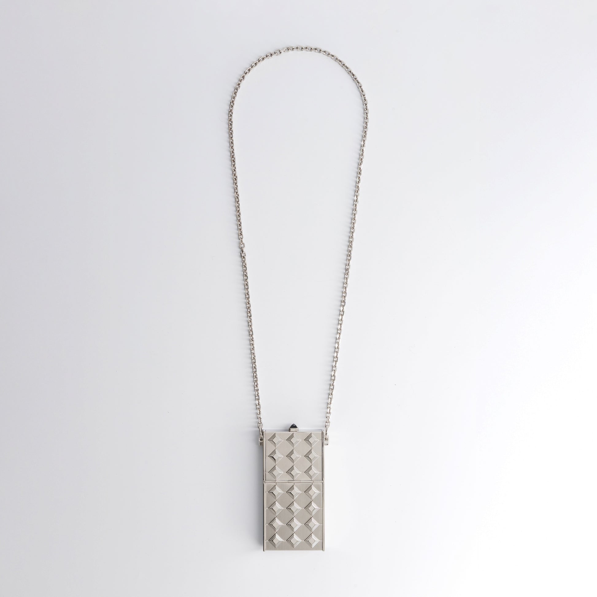 La Verneuil Case par SEDNON – collier en argent palladium inspiré de Serge Gainsbourg, des tabatières de Versailles et du design parisien des années 70, façonné à la main à Paris