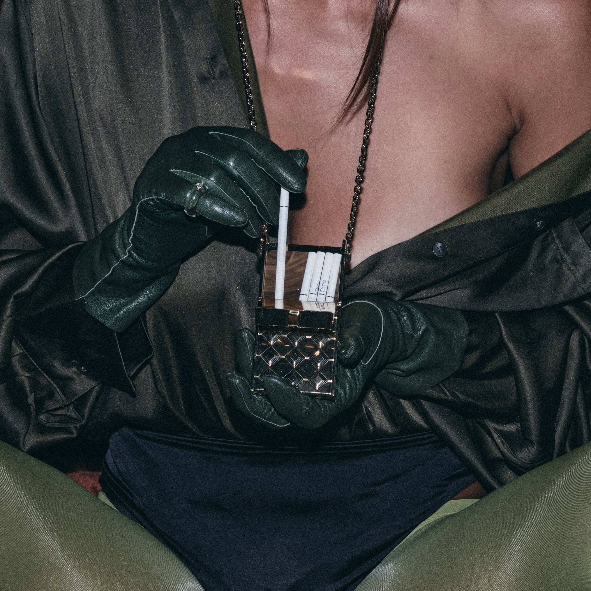 How to use the Sednon Verneuil Case luxury cigarette holder necklace. The handcrafted wearable minaudière is demonstrated with slim cigarettes, regular cigarettes, cash and keys, showcasing its opening, closing and everyday versatility.